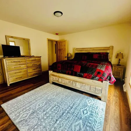 Brand New 3-bedroom cottage with WiFi and AC in enchanting Downtown Eagle River Отели в г. Игл Ривер