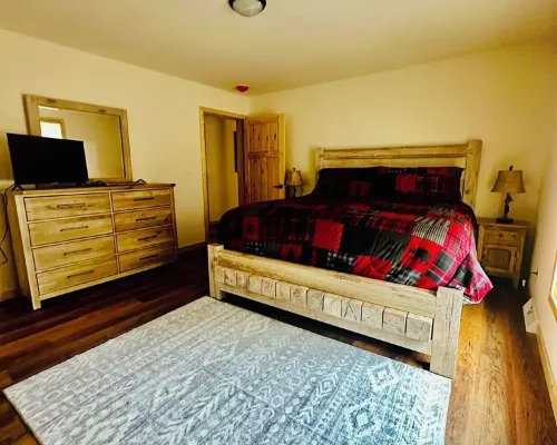 Brand New 3-bedroom cottage with WiFi and AC in enchanting Downtown Eagle River Các khách sạn ở Sông Eagle