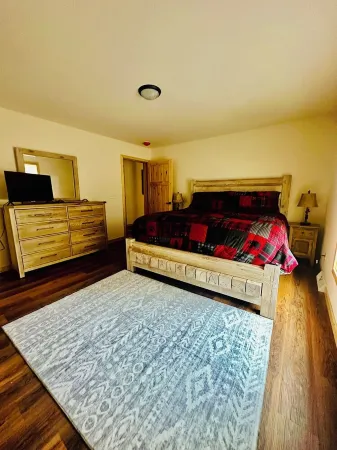 Brand New 3-bedroom cottage with WiFi and AC in enchanting Downtown Eagle River