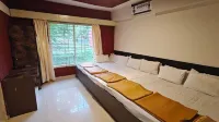 Golden Hill Resort Hotels near Hebbe Falls