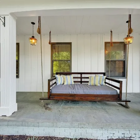 3-BR 8 Guests Modern Ranch on 1/2 acre