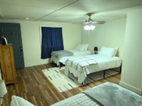 Charming 4-bedroom farmhouse built in 1936. Has WiFi and AC in Enid!