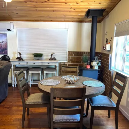 Cool cabin with AC in charming Pine