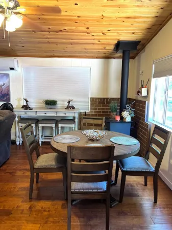 Cool cabin with AC in charming Pine