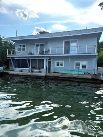 Waterfront Paradise with  NEW Jacuzzi Spa! Отели в г. Канандейгуа