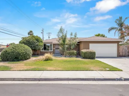 Elegant Hot tub l Fire Pit l BBQ l Oldtown Clovis Отели рядом с достопримечательностью «Sierra Vista Kiosk - Fresno County Public Library»