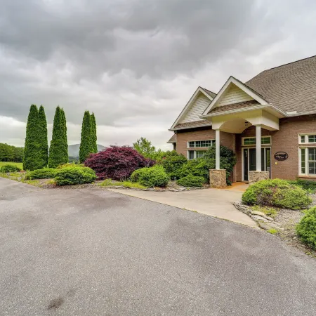 Classy Home w/ Hot Tub + Mt. Jefferson Views!