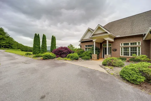 Classy Home w/ Hot Tub + Mt. Jefferson Views! - 3-Star