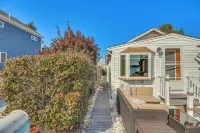Walk to Beach: Water-view Abode in Portsmouth! - Homestays