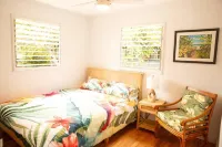 Bright 3-bedroom tropical house in Waimanalo Beach Lots Hotels in Waimanalo Beach