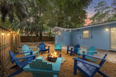 Underwater Home w/Game Room ~6 min to Stadium & Downtown / 2 King Beds &Fire Pit