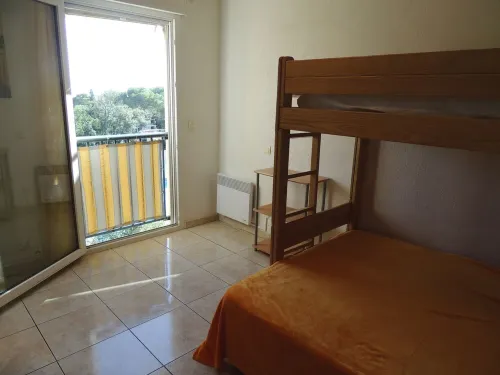 F2 IN RESIDENCE WITH SWIMMING POOL