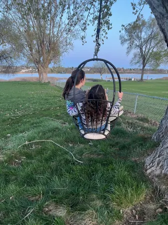 Lakefront 4-bedroom house with AC, WiFi in parklike setting on Moses Lake.