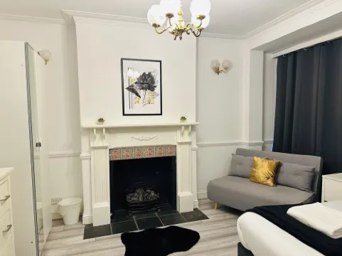 Lovely 4Bed House *2 bathroom *Garden*free parking