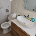 Experience Comfort in our Newly Remodeled 5A Các khách sạn ở 