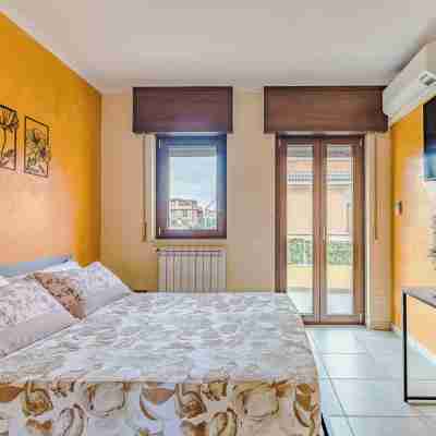 Complete and fully equipped, lively and colorful apartment in the center of the city. Rooms