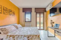 Complete and fully equipped, lively and colorful apartment in the center of the city.
