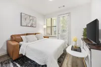 Brightshaven–CoolSprings - Modern 1-Bed with EV Parking in Frisco