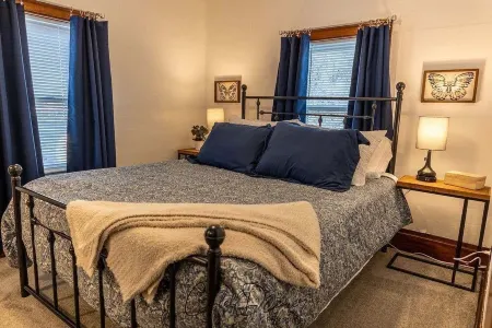 Charming Hillsdale Home - Walking to Campus & Downtown