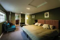 Cabin set in rural Kent on a private plot of 30 acres with use of a pool