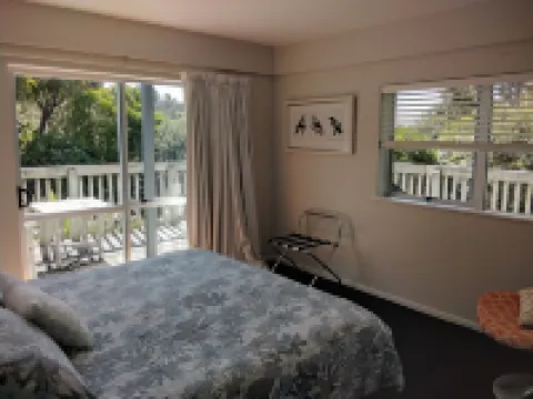 Two minutes from famous Raglan surf beaches. Access to bush track. Dogs welcome.