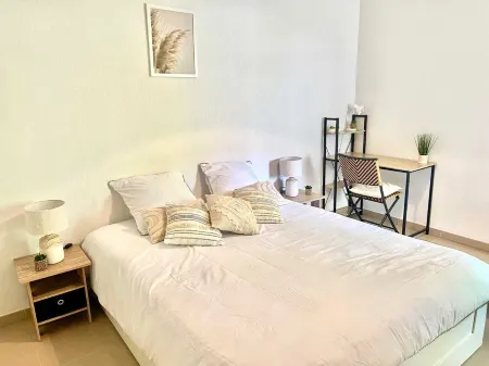 Parfum de Provence, terrace, downtown, private parking Отели в г. Драгиньян