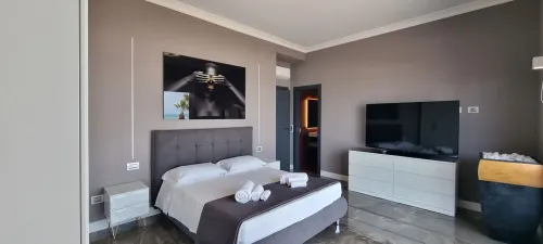 LUXURIOUS VILLA WITH POOL FACING THE SEA