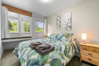Charming 3-bedroom house with Jetted Tub and Big Backyard!