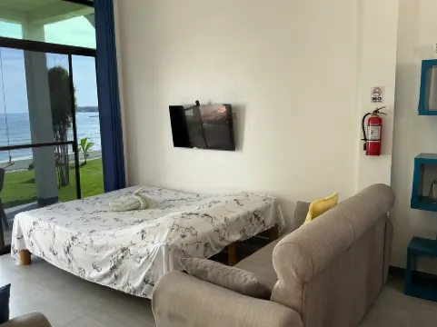 BambooBeachVilla1 New OCEANFRONT*POOL*sunsetview*kitchen STARLINK SAT upto6Guest Отели рядом с достопримечательностью «Кануба- Бич»