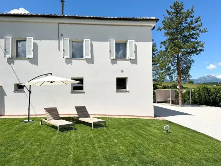 Villa with garden between Umbria and Marche in central Italy Отели в г. Фабриано