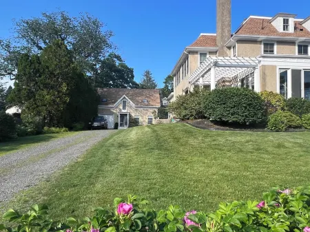 Charming 2 Bedroom, 2 Bath, Coastal Carriage House in Marblehead