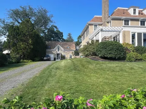 Charming 2 Bedroom, 2 Bath, Coastal Carriage House in Marblehead