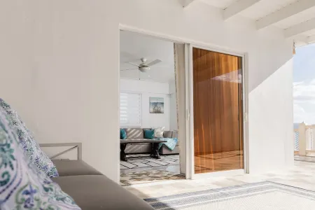 Modern Luxury 2-bedroom apartment in Villa with Ocean Views and Private Patio