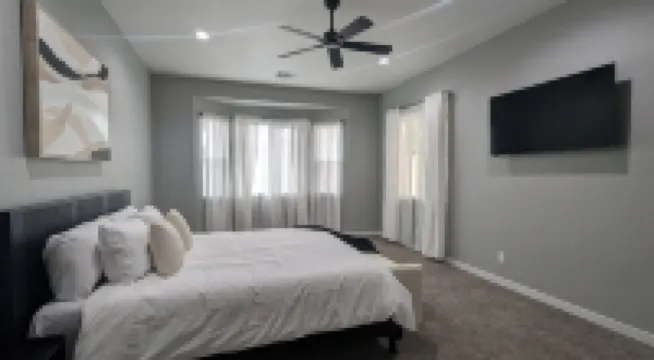 Spacious Luxury Retreat in the Heart of Glendale with All Amenities