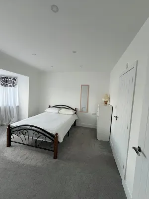 Terrific 5bedroom house with WiFi ,2 min walk to RedBridge underground station