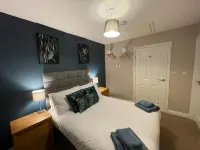 Dog & family friendly 2 bedroom sleeps 6, 10 mins walk to the beach