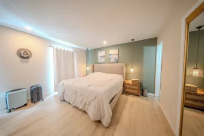 Charming 3-bedroom house with WiFi, AC in quiet Miami neighborhood for families. Hotels in der Nähe von The Falls