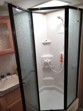 Caravan large kitchen shower toilet fridge airconditioned washing machine Отели в г. Бордертаун