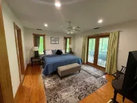 Tranquil Cardinal Hill Cabin- Perfect for Relaxation & Exploration. Pet Friendly