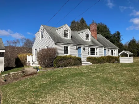 Charming 3-bedroom house with WiFi, AC and salt water pool