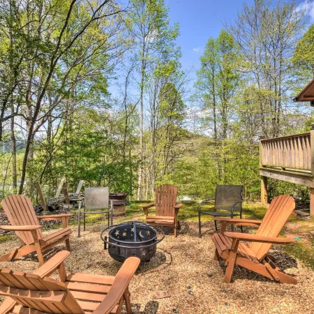 Cozy Hiawassee Cabin w/ Fire Pit & Mtn Views!
