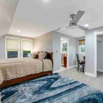 Carriage House Retreat in the Heart of Hyannis! Rooms