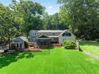 Spacious 5-bedroom house in the heart of Guntersville located ON the lake.