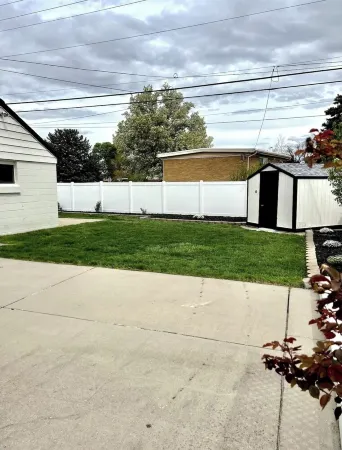 Modern Lux Upstairs Unit Near SLC W/ King Bed, Yard, Garage and Washer/Dryer