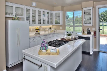 Beautiful vacation home near Disneyland Отели в г. Тастин