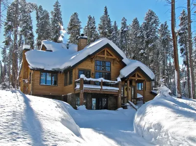 Peak 8 Luxury- 6Bed /6.5Baths Sleeps 14 in 11 beds, Hot tub + Sauna + Pool table Hotels in Peak 8