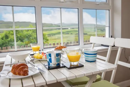 Charming cottage in lovely Glendale, Isle of Skye. 2 bed, 2 ensuite Отели рядом с достопримечательностью «Корал Бич»