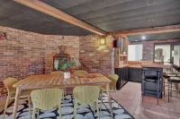 5 BD Charming Home in Gaylord Sleeps 16 Indoor Pool Hot Tub Game Room Hotel di Dover Township