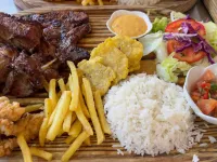 Chalet Tropical Hotel & Pool Bar Restaurant โรงแรมในลาส กาเลราส