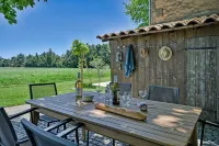 La Maison des Vendangeurs , Gîte with swimming pool and bicycles